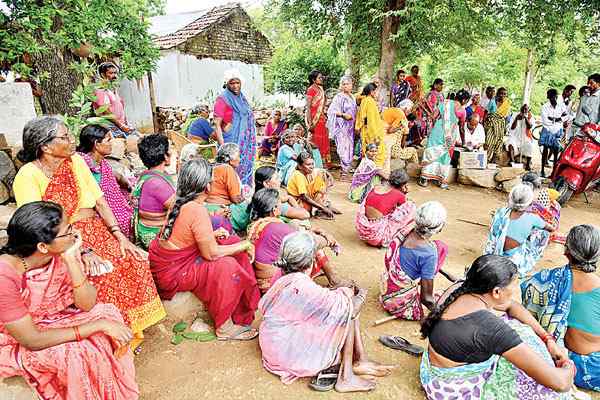 తపాల ఉద్యోగి నుంచి పింఛన్లను అందుకోవటానికి హాజరైన పింఛనుదారులు