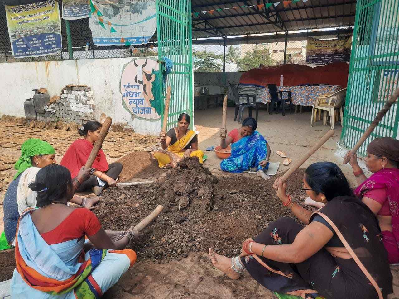 పేడను పొడిగా చేస్తున్న స్వయం సహాయక సంఘాల మహిళలు