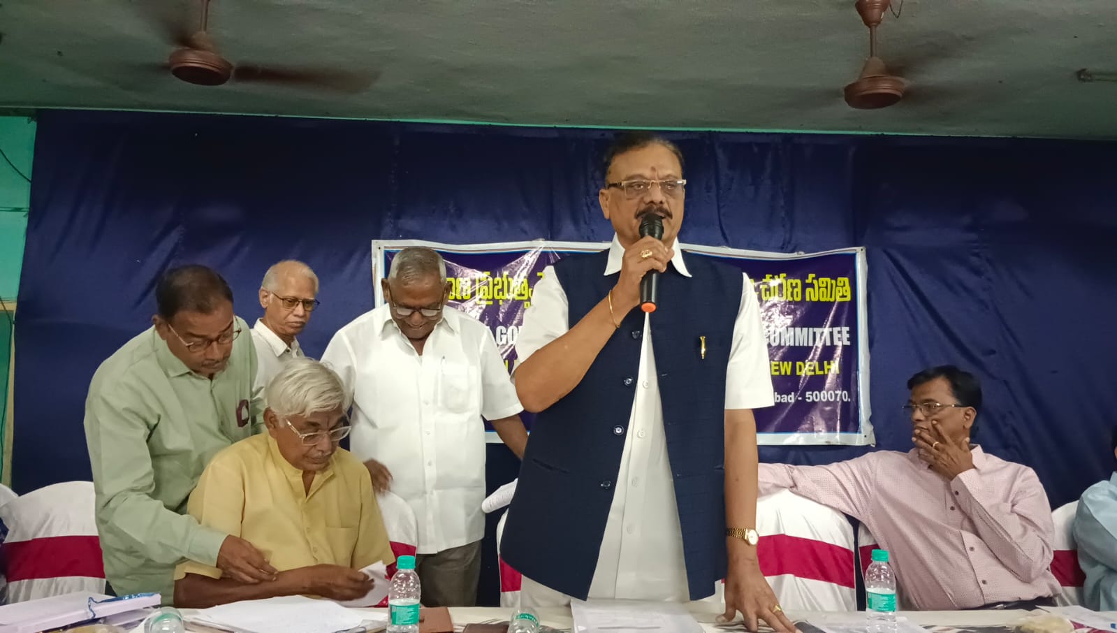 సమావేశంలో మాట్లాడుతున్న జేఏసీ చైర్మన్ కొలిశెట్టి లక్ష్మయ్య
