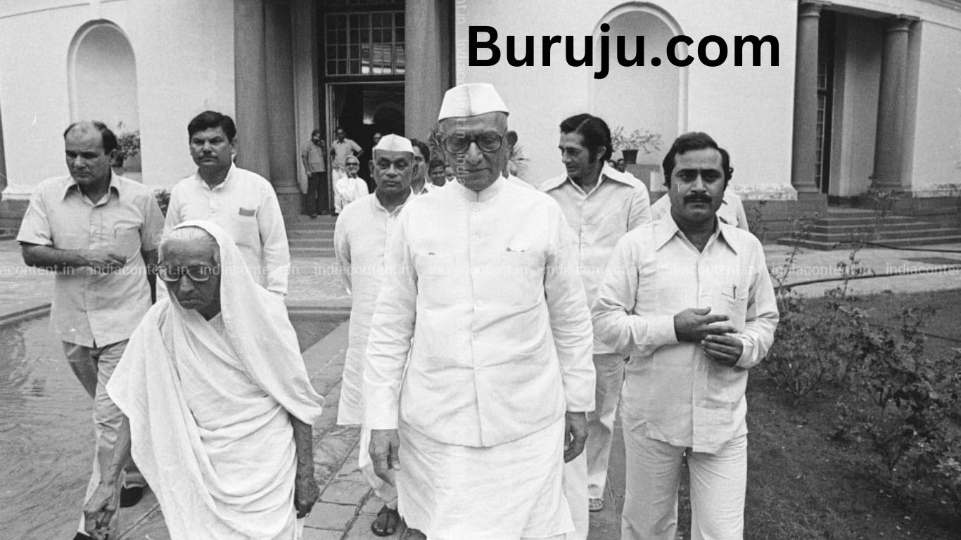 మరికొందరు ప్రతినిధులతో ఉత్సాహంగా మొరార్జీ దేశాయ్