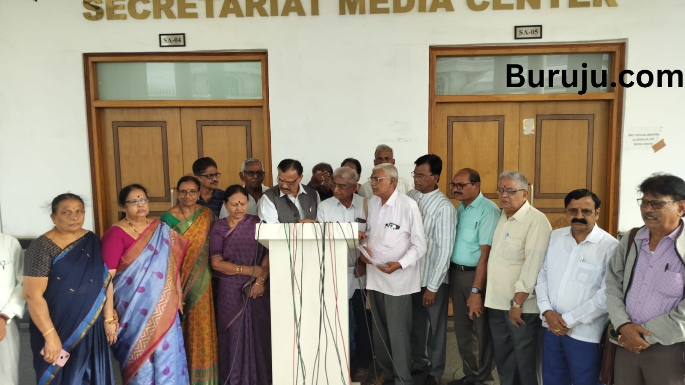 సచివాలయం మీడియా పాయింట్ వద్ద విలేకర్లతో మాట్లాడుతున్న చైర్మన్ కొలిశెట్టి లక్ష్మయ్య తదితరులు