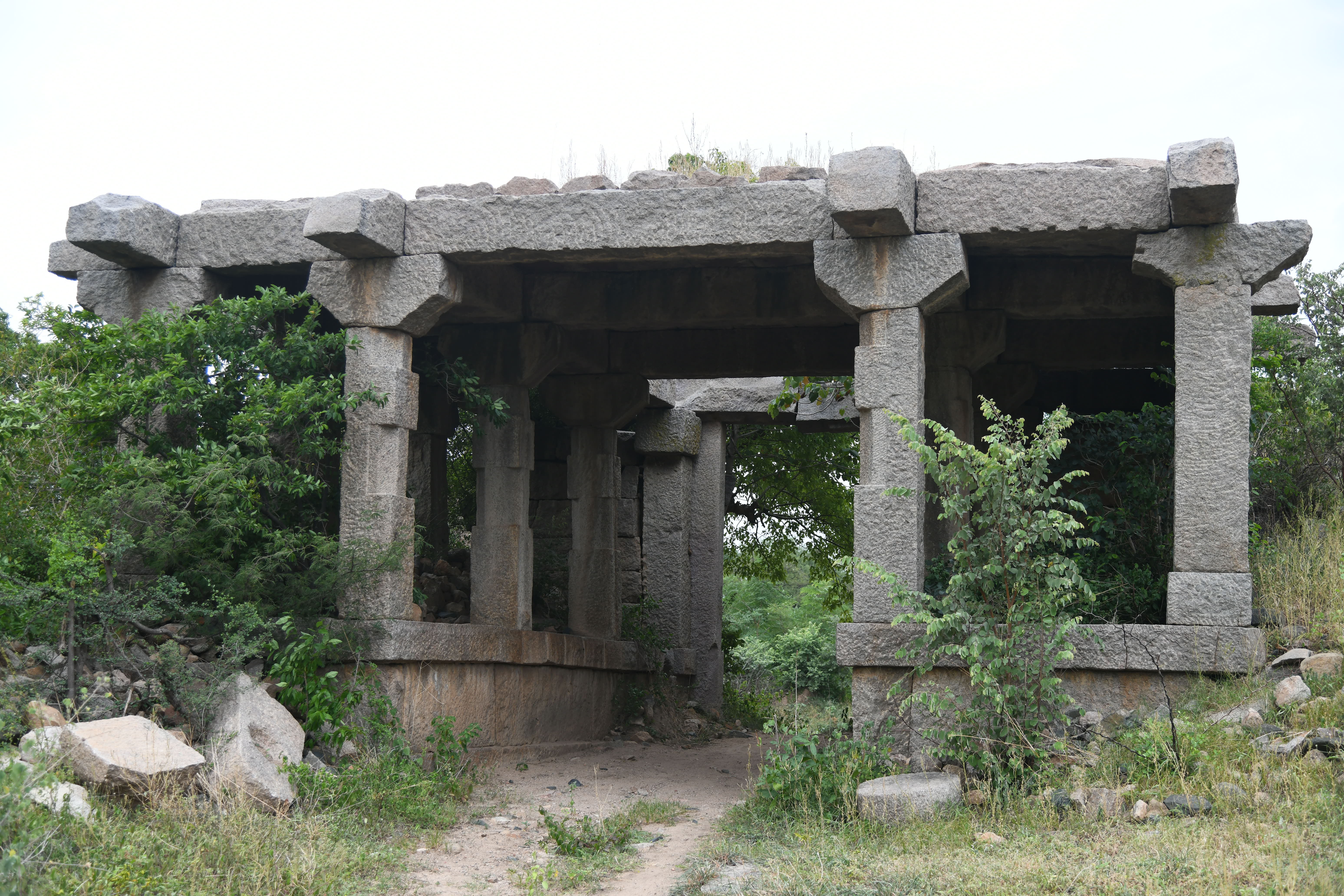 రాచకొండ కోటలోని ఒక ద్వారం 