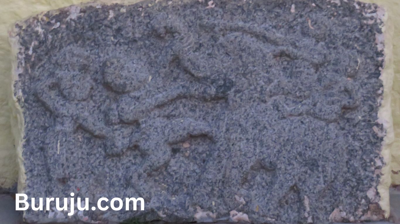 ఆలయానికి  ఏనుగుపై వస్తున్న రుద్రమదేవి, ఆమెకు స్వాగతం పలుకుతున్న సామంత రాజు దంపతును చెక్కిన శిల్పం