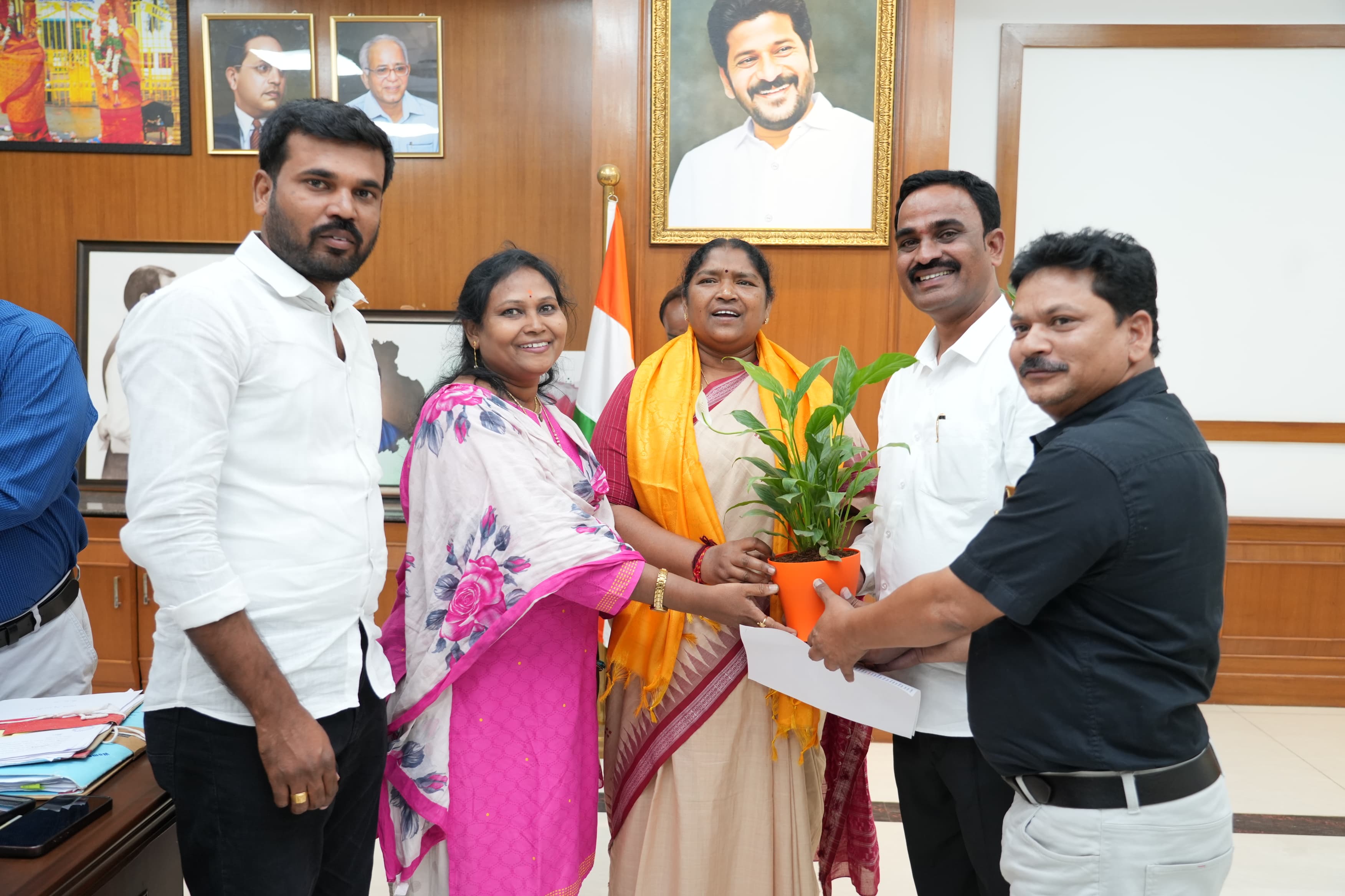 మంత్రి సీతక్కకు పుష్ప గుచ్ఛం అందజేత