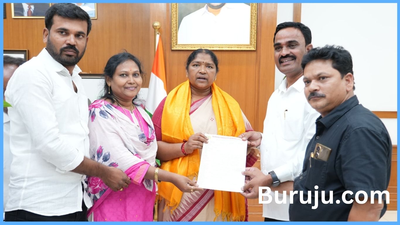 హైదరాబాదులో మంత్రి సీతక్కకు వినతి పత్రాన్ని అందజేస్తున్న రాష్ట్ర పంచాయతీ కార్యదర్శుల సంఘం అధ్యక్షులు పి.మధుసూదన్ రెెడ్డి, ప్రధాన కార్యదర్శి  ఇ.శ్రీనివాస్, ఉపాధ్యక్షురాలు ఎం.ఎస్.ఎస్. వాణి, కార్యనిర్వాహక కార్యదర్శి కె.అరుణ్