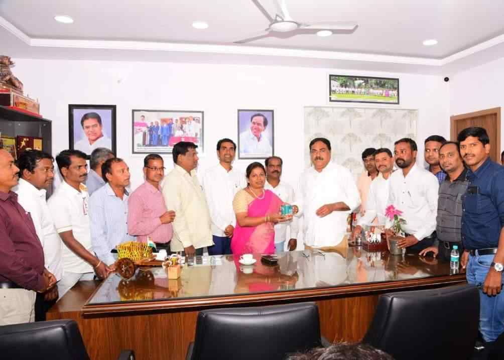 పేస్కేళ్ల కోసం సెర్ప్ ఉద్యోగుల నాయకులు మంత్రి ఎర్రబెల్లి దయాకరరావును కలసినప్పటి చిత్రం