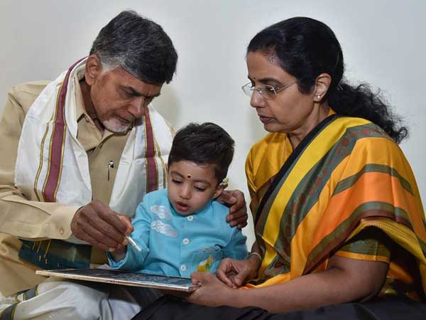 చంద్రబాబు దంపతులు మనవడికి సిద్ధం నమః అక్షరాలను రాసి దిద్దిస్తున్నప్పటి చిత్రం