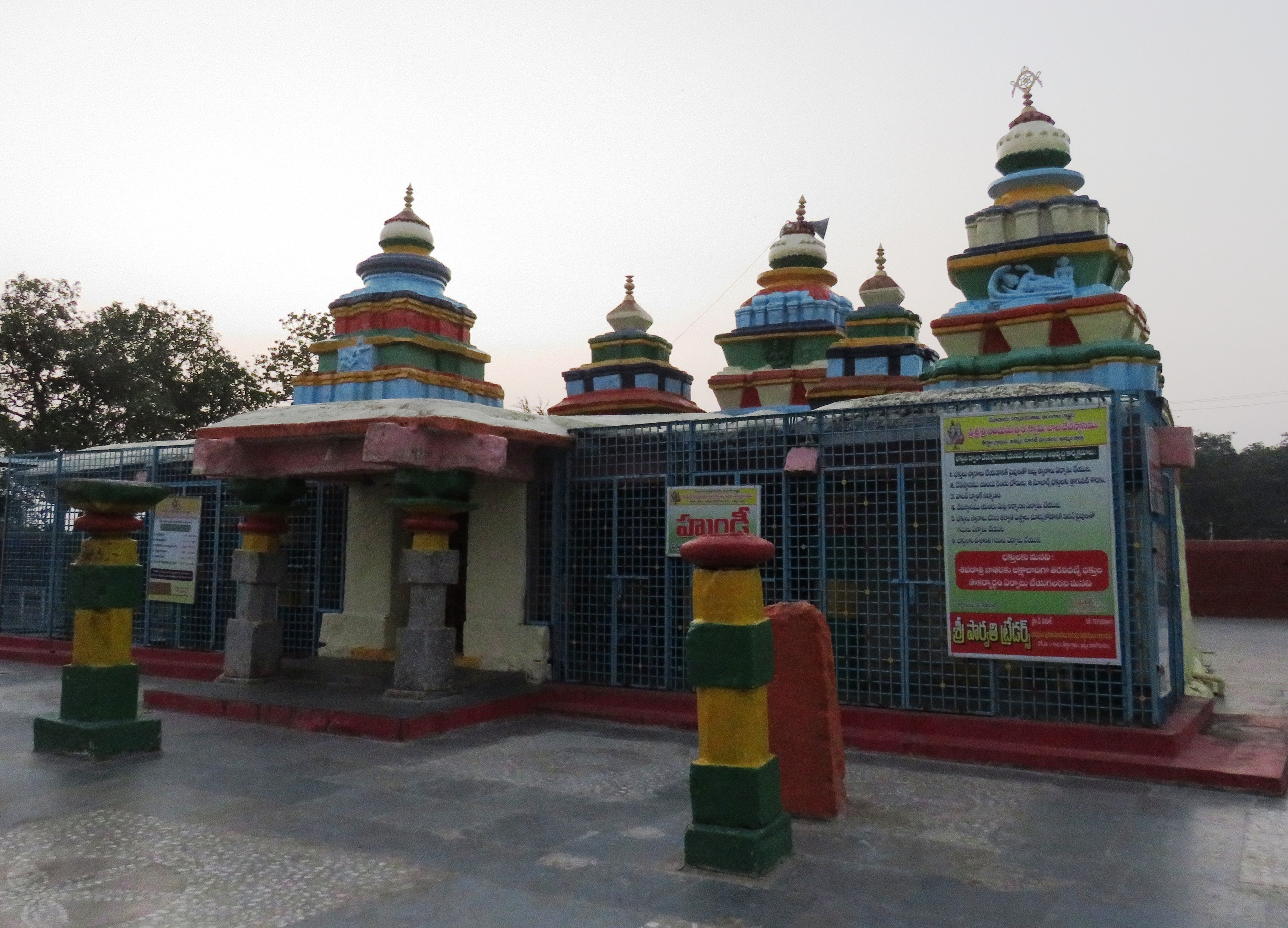 శిల్పాలు ఉన్న ఖమ్మం జిల్లా తీర్ధాల సంగమేశ్వర స్వామి ఆలయం