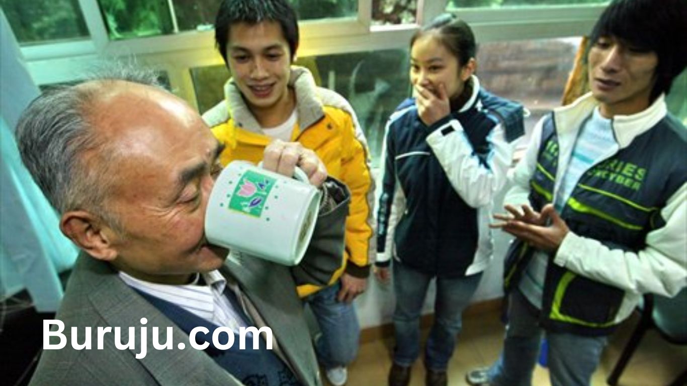 చైనాలో  ఒక రిటైర్డు ప్రొఫెసరు మూత్రాన్ని తాగుతుండగా ఆశ్చర్యపోతూ చూస్తున్న యువతీయువకులు. అక్కడ మూత్రం సంప్రదాయక ఔషధంగా ఉన్నట్టు పత్రికలు తెలిపాయి. చైనాలో దాదాపు ఒక లక్షమంది మూత్రాన్ని సేవిస్తున్నట్టు కొన్నేళ్ల క్రితం గ్లోబల్ టైమ్స్ పత్రిక రాసింది