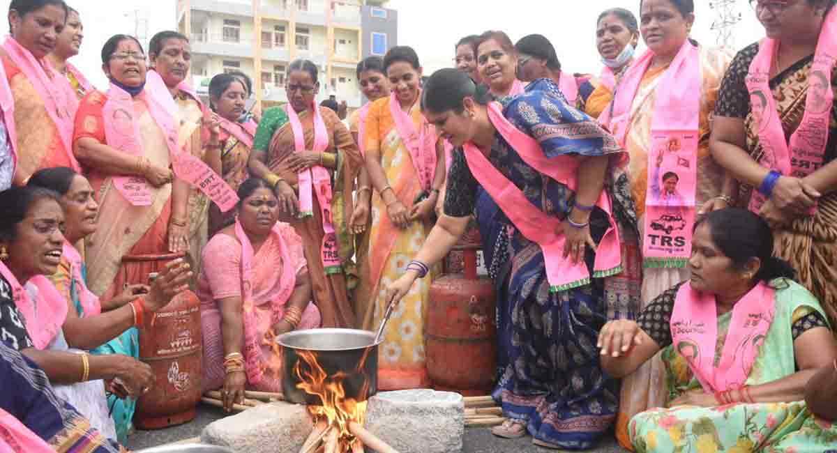 గ్యాస్ ధర పెరినప్పుడు ఇలా రాజకీయ పార్టీల వారి  నిరసనలు సర్వ సాధారణ ప్రక్రియగా మారిపోయింది