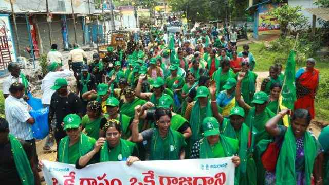 అమరావతి నుంచి శ్రీకాకుళం జిల్లా అరసవెల్లికి పాద యాత్ర చేస్తున్న అమరావతి రైతులు