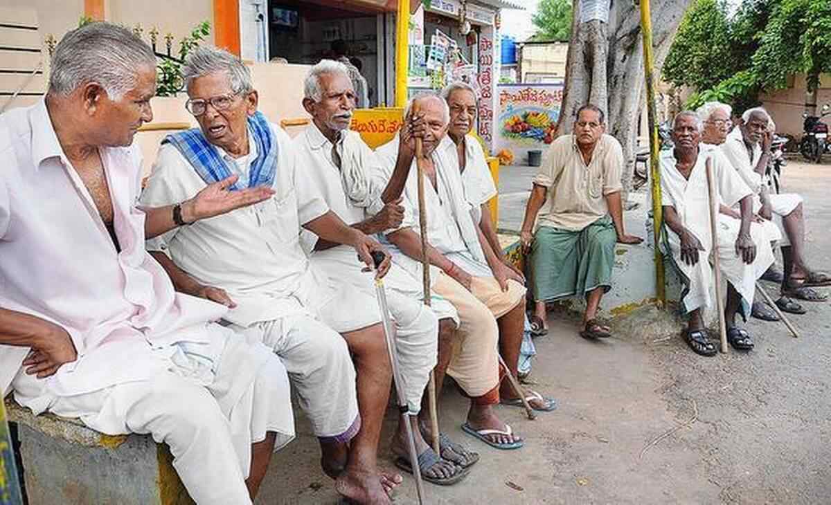 పిల్లలు వలస వెళ్లిపోతుండటంతో  గ్రామాల్లో ఒంటరిగా మిగిలి పోతున్న వయోధికులు. సమీప భవిష్యత్తులో గ్రామాల్లో 70 శాతం మేర ఇటువంటి వృద్దులే కనిపించనున్నట్టు సర్వేలు చెబుతున్నాయి